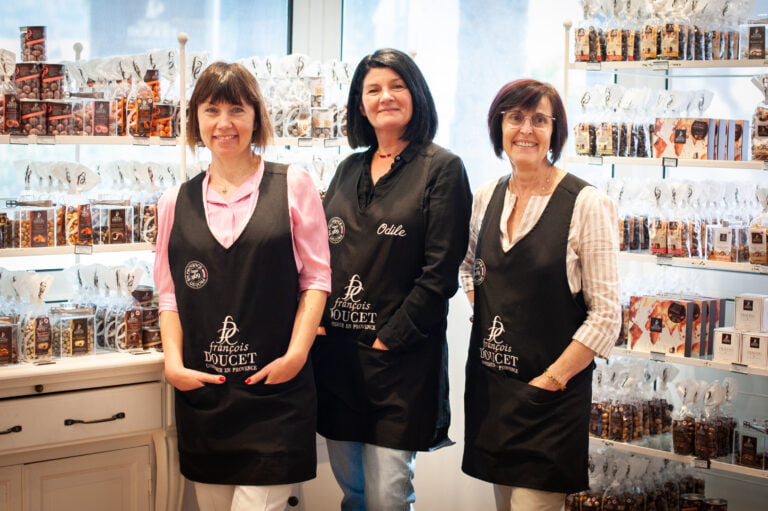 Florence, Odile et Christiane, vendeuses dans la boutique d'usine François Doucet
